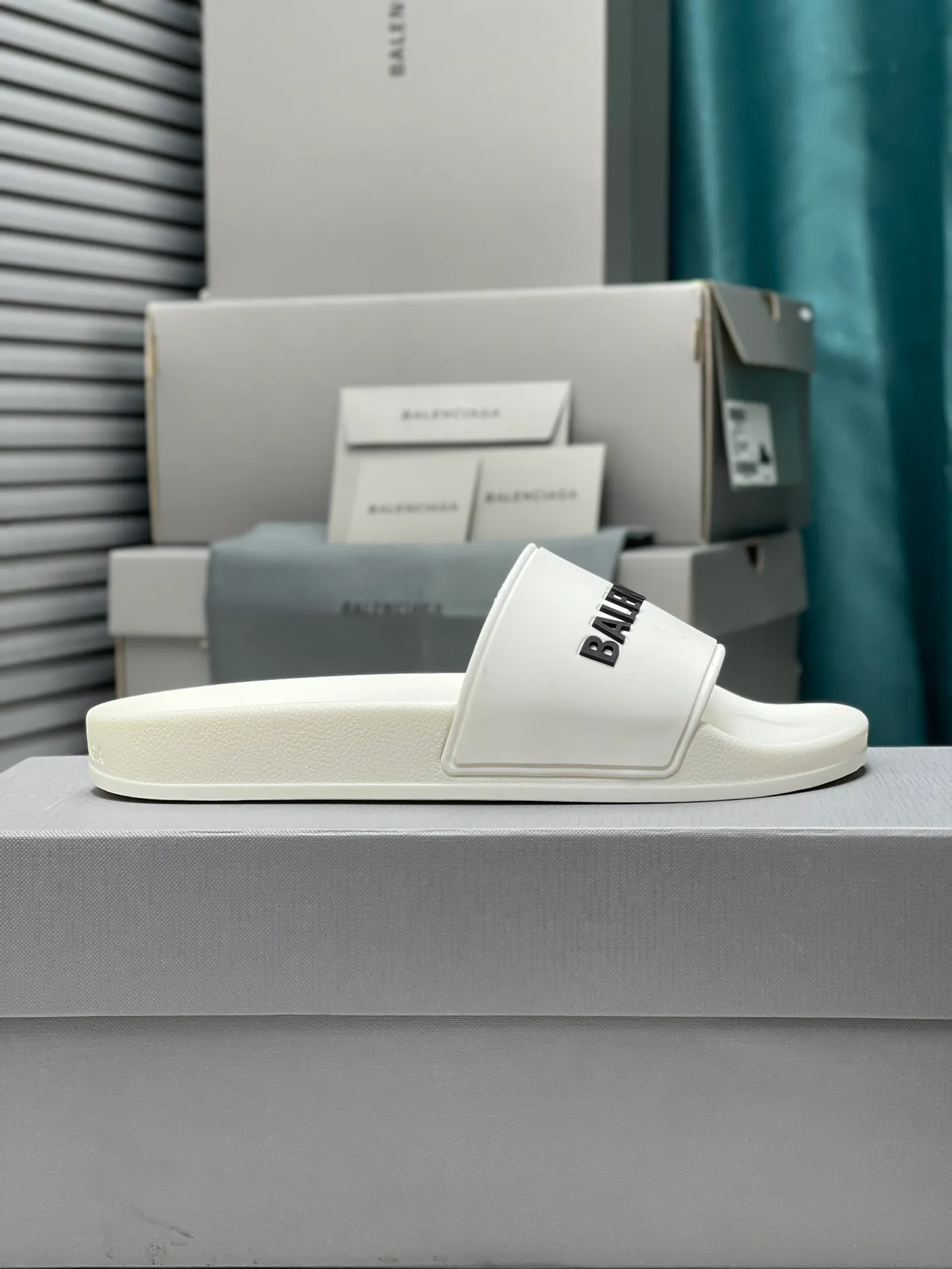 👟👟Ex-factory price 240👟👟 Women's Shoes Women's Clothing Balenciaga 2023 trendy slippers!  Balenciaga Political Campaign Latest Abrasive Development!  A favorite of European and American ladies, celebrities, and Internet celebrity girls. Exquisite uppers are hand-sewn and threaded. They are fluffy and soft, skin-friendly and soft, a must-have for summer. Fashionable but not overly ostentatious. Original natural rubber non-slip and wear-resistant sole. Size 35-40, 39-45 matching counter latest original packaging.